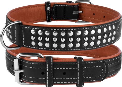 Dog collar in smooth leather .